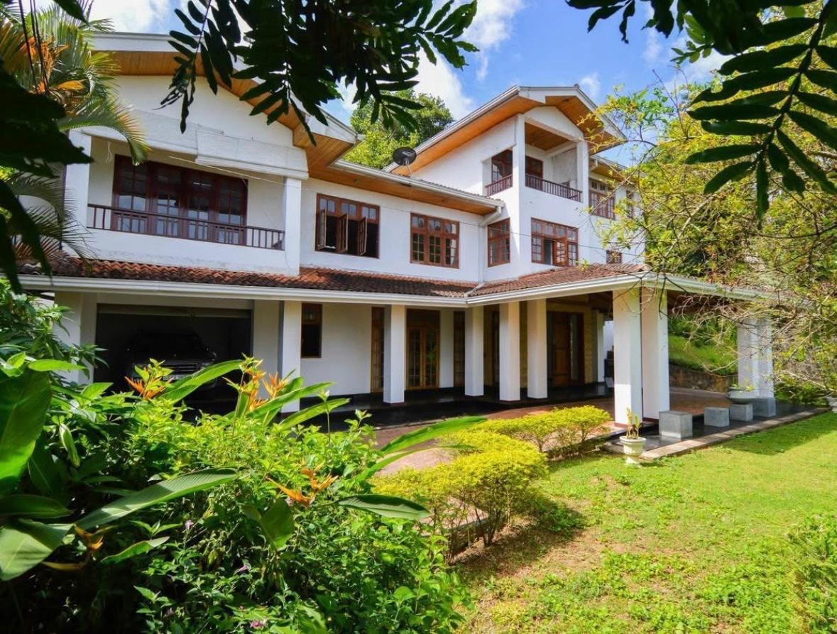 Beautiful front gardens of the KNDY